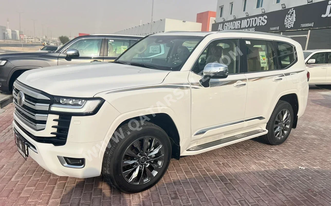 تويوتا  لاند كروزر  في اكس ار  2025  اوتوماتيك  0 كم  8 سلندر  دفع رباعي  اس يو في  أبيض  تحت الضمان