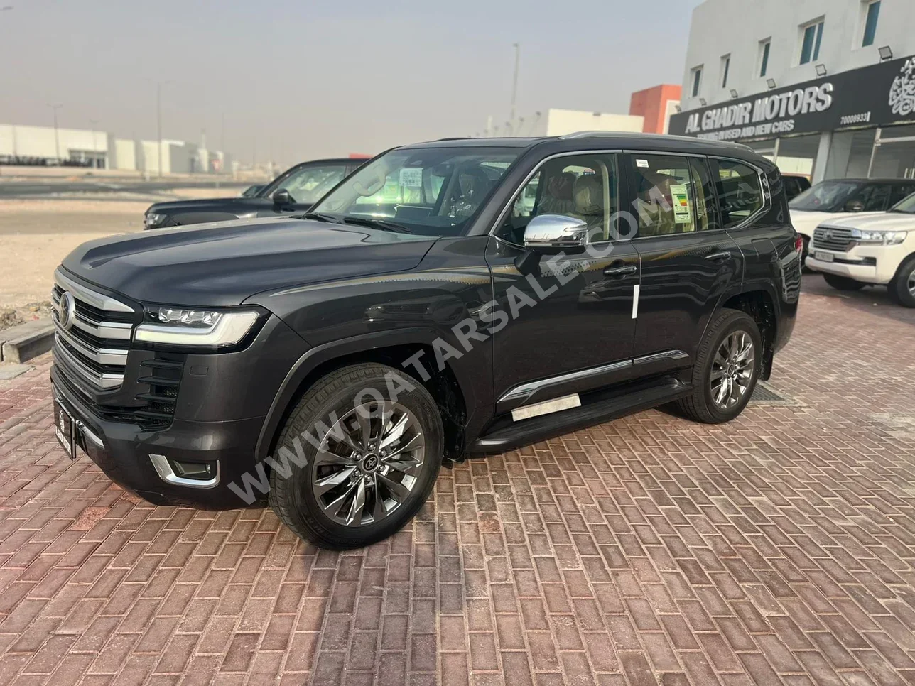 تويوتا  لاند كروزر  في اكس ار  2025  اوتوماتيك  0 كم  8 سلندر  دفع رباعي  اس يو في  رمادي  تحت الضمان