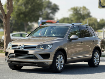 Volkswagen  Touareg  2016  Automatic  180,000 Km  6 Cylinder  All Wheel Drive (AWD)  SUV  Gold