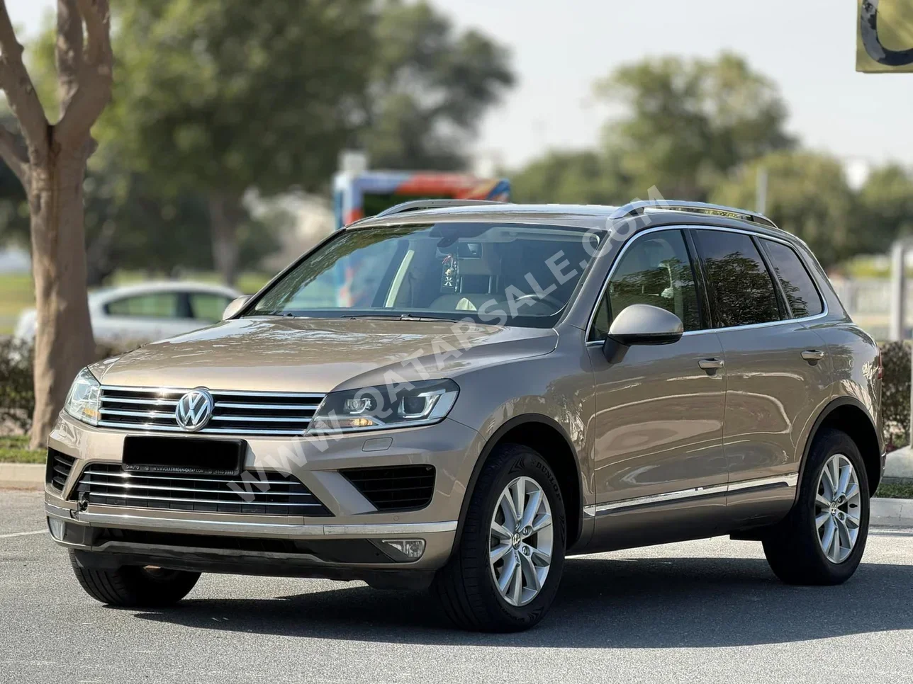 فوكس واغن  طوارق  2016  اوتوماتيك  180,000 كم  6 سلندر  دفع كلي مستمر  اس يو في  ذهبي