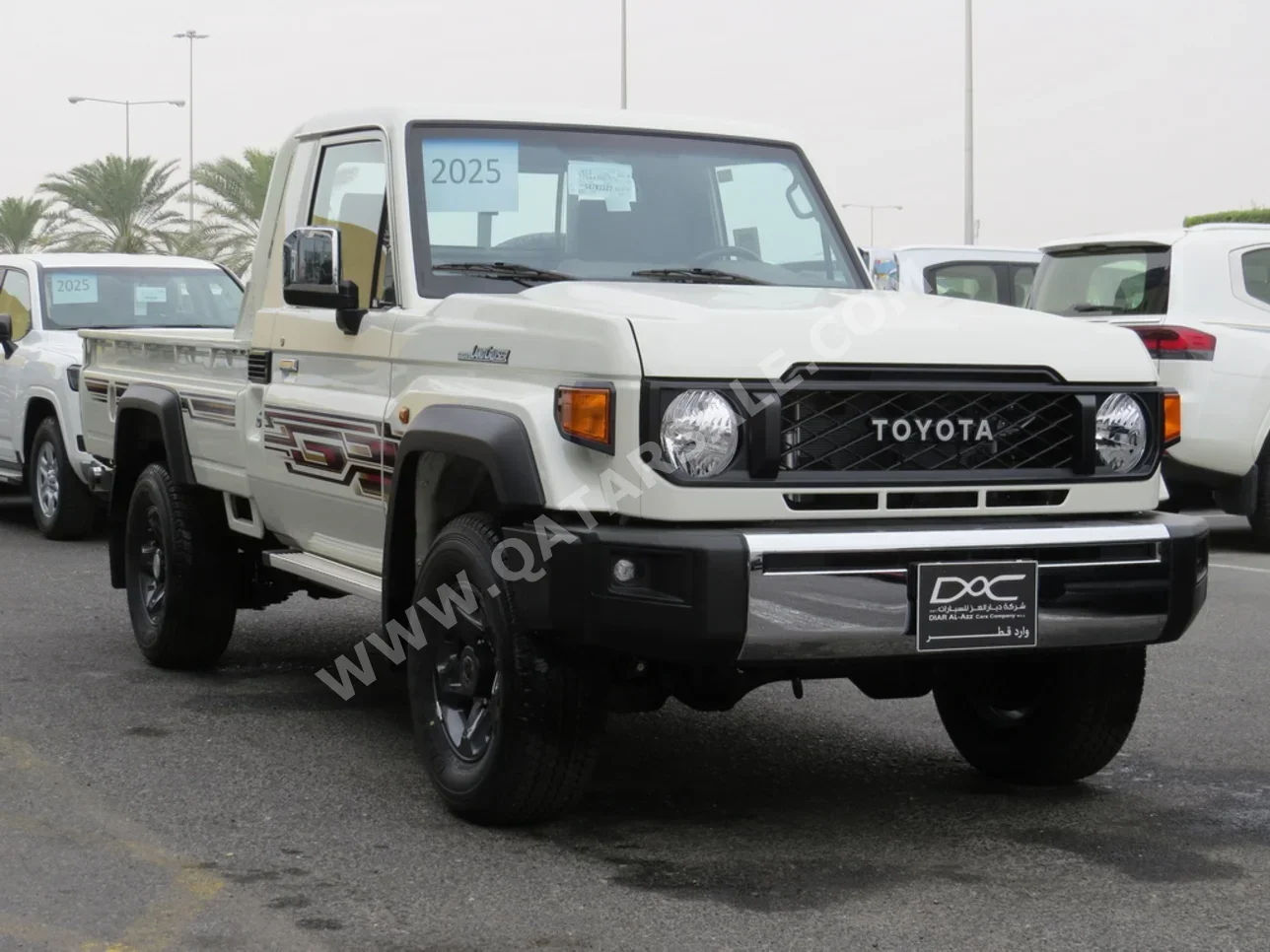 تويوتا  لاند كروزر  ال اكس  2025  عادي  0 كم  6 سلندر  دفع رباعي  بيكب  أبيض  تحت الضمان