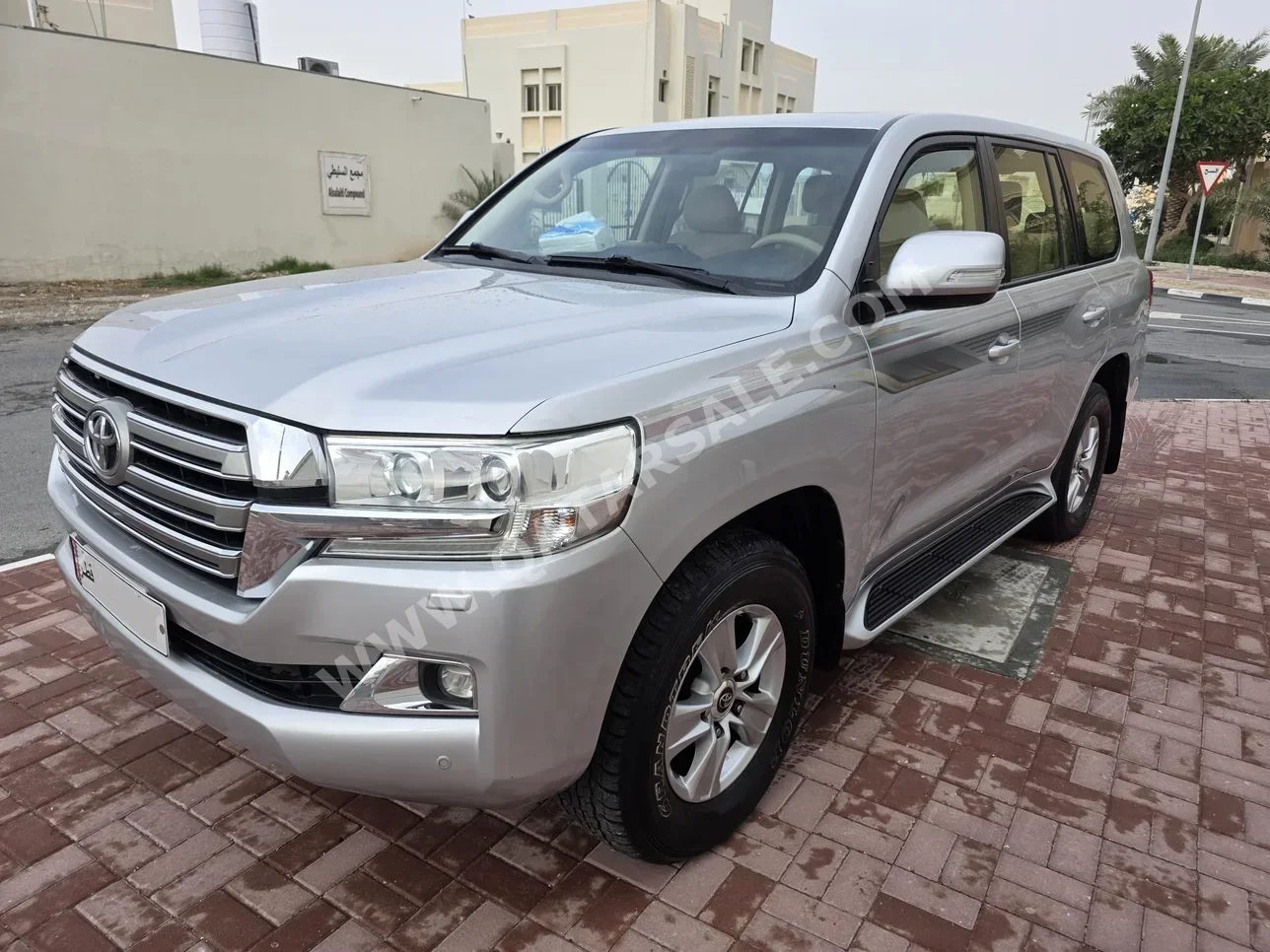 تويوتا  لاند كروزر  جي اكس ار  2016  اوتوماتيك  216,000 كم  6 سلندر  دفع رباعي  اس يو في  فضي