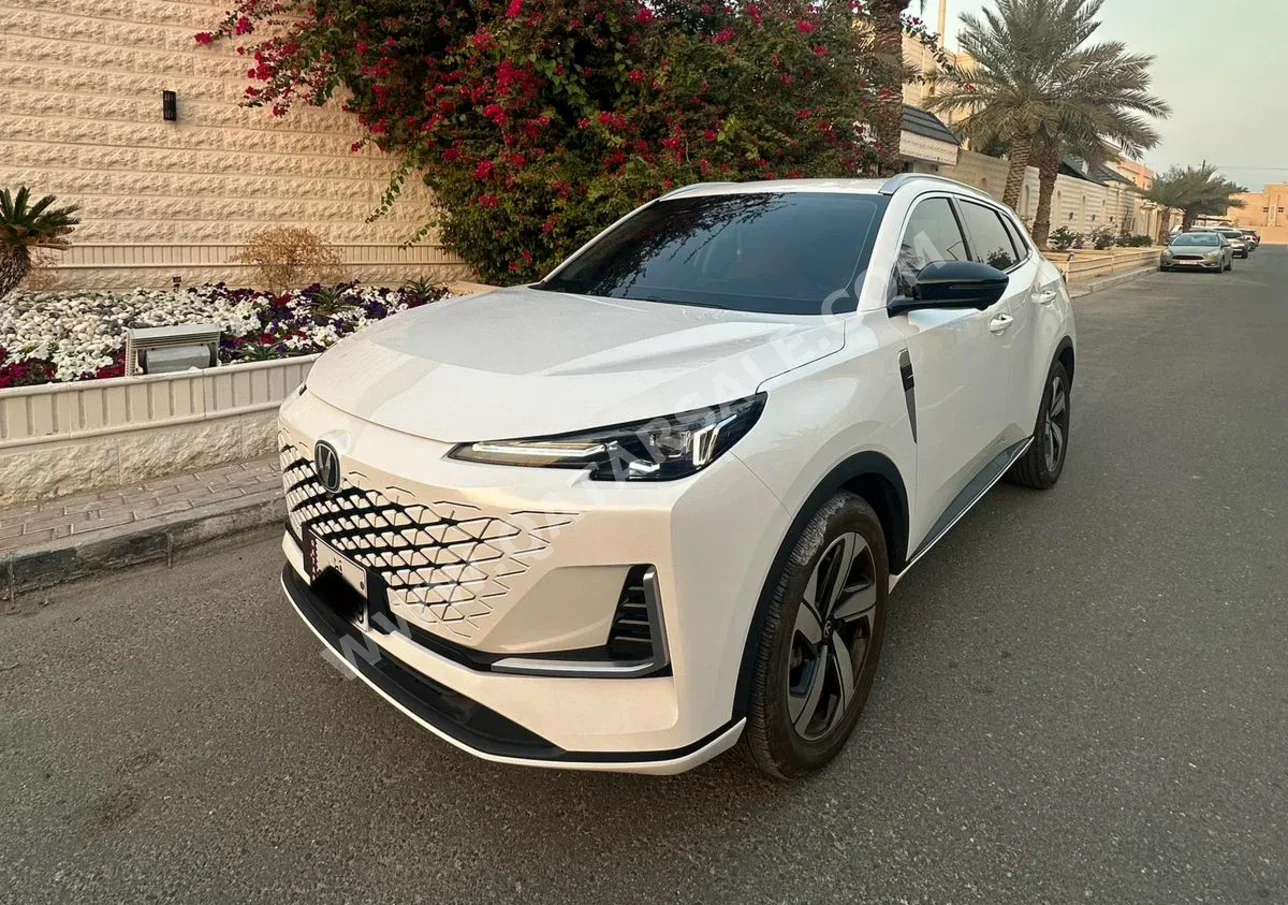 Changan  UNI-S  2025  Automatic  8,000 Km  4 Cylinder  Four Wheel Drive (4WD)  SUV  White  With Warranty