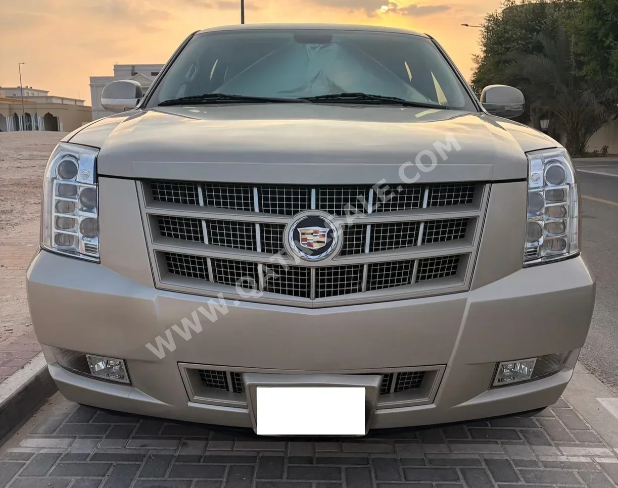 كاديلاك  اسكيليد  سبورت  2013  اوتوماتيك  155,000 كم  8 سلندر  دفع رباعي  اس يو في  ذهبي