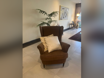 الأرائك والكنب والكراسي ايكيا  كرسي بذراعين  - قماش  - بني