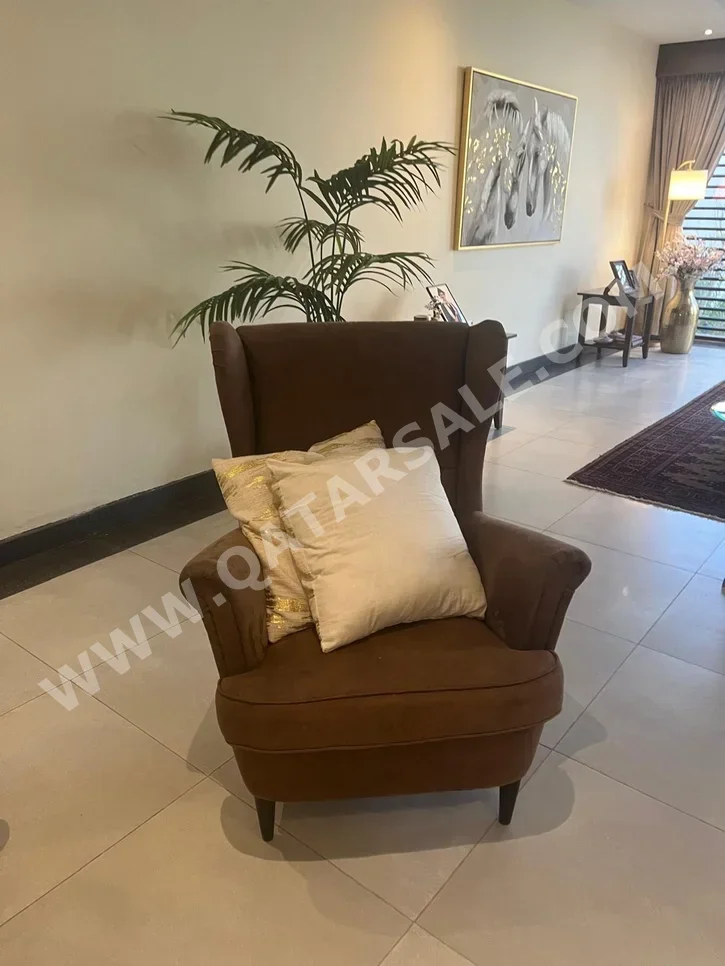 الأرائك والكنب والكراسي ايكيا  كرسي بذراعين  - قماش  - بني