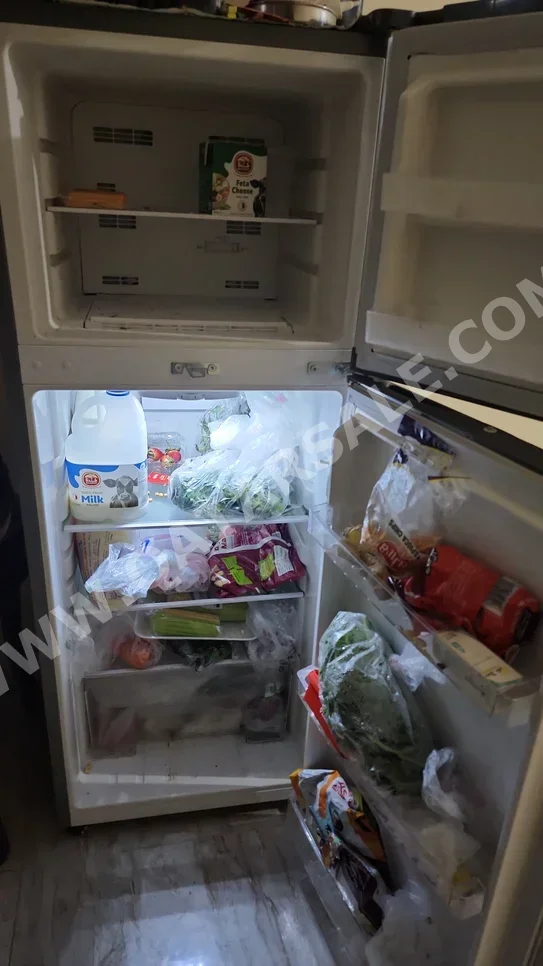 وايت-ويستينج هاوس  ثلاجة تقليدية  - فضي