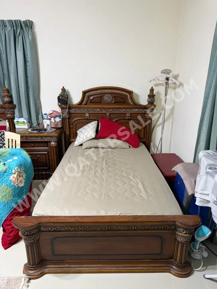 الأسّرة - فردي  - بنى  - متضمنة المرتبة  - مع طاولة سرير جانبية