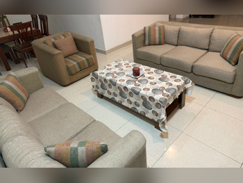 الأرائك والكنب والكراسي كنبة بثلاث مقاعد  - اللون البيج  - مع طاولة