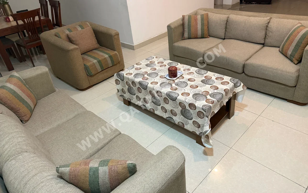 الأرائك والكنب والكراسي كنبة بثلاث مقاعد  - اللون البيج  - مع طاولة