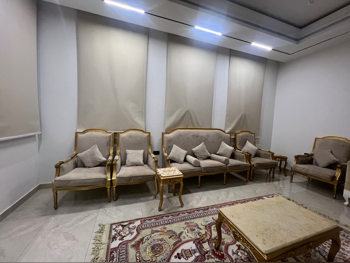 الأرائك والكنب والكراسي طقم كنب  - مخمل  - اللون البيج  وطاولات جانبية