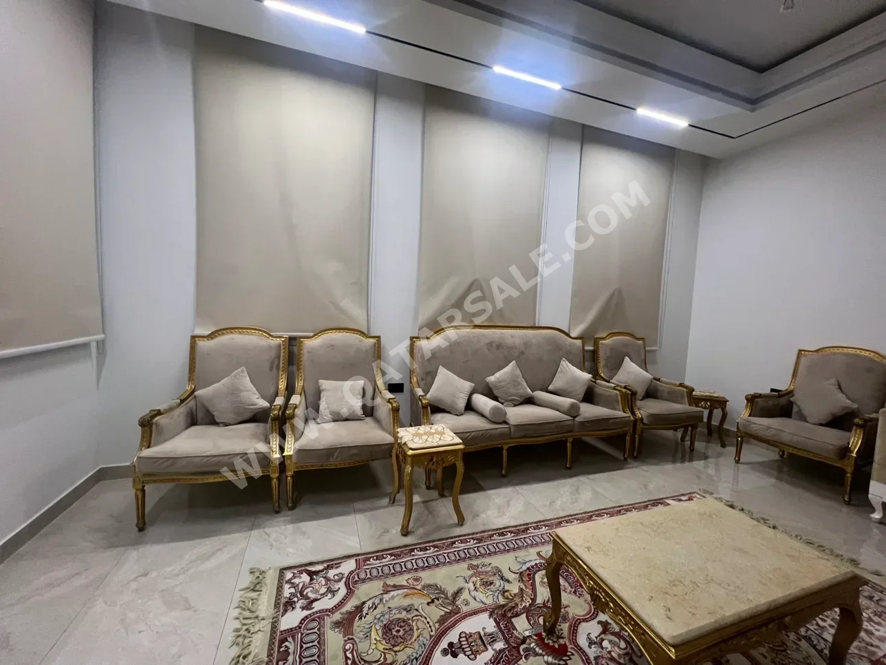 الأرائك والكنب والكراسي طقم كنب  - مخمل  - اللون البيج  وطاولات جانبية