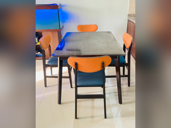 الطاولات والخزائن الجانبية طاولة و كراسيها  - هوم سينتر  - خشب متين  - خشبي