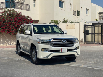 تويوتا  لاند كروزر  جي اكس ار  2016  اوتوماتيك  53,000 كم  8 سلندر  دفع رباعي  اس يو في  أبيض