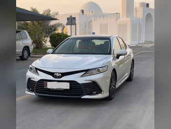 Toyota  Camry  Limited  2022  Automatic  140,000 Km  6 Cylinder  Front Wheel Drive (FWD)  Sedan  White