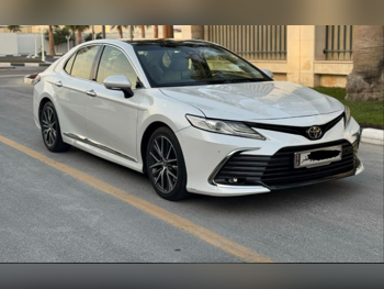 تويوتا  كامري  ليمتد  2022  اوتوماتيك  140,000 كم  6 سلندر  سحب امامي  سيدان  أبيض