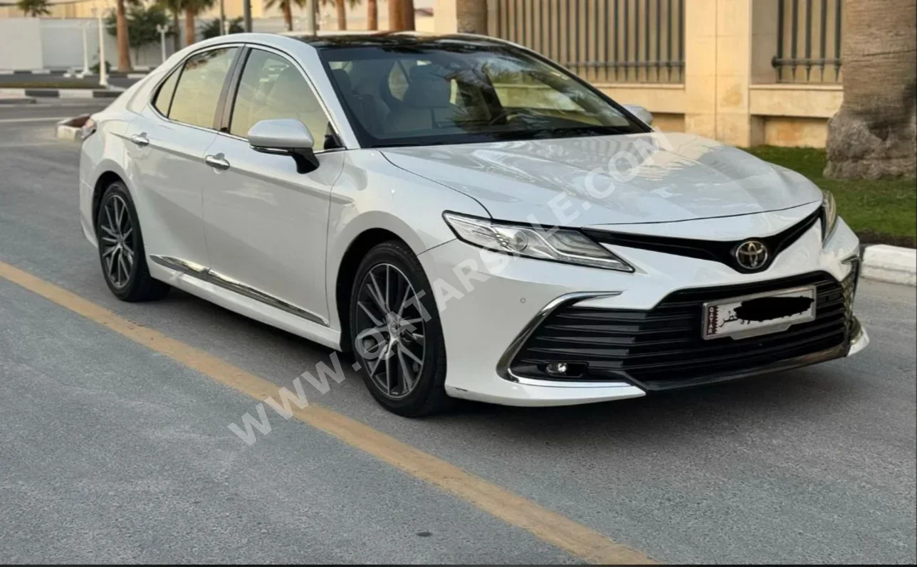 تويوتا  كامري  ليمتد  2022  اوتوماتيك  140,000 كم  6 سلندر  سحب امامي  سيدان  أبيض