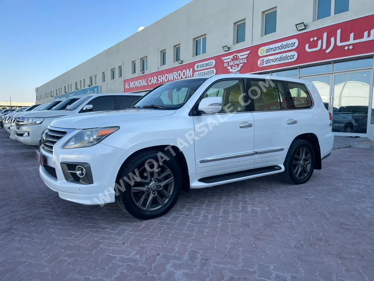 Lexus  LX  570  2013  Automatic  308,000 Km  8 Cylinder  Four Wheel Drive (4WD)  SUV  White