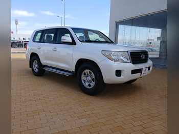 تويوتا  لاند كروزر  جي  2014  اوتوماتيك  295,000 كم  6 سلندر  دفع رباعي  اس يو في  أبيض