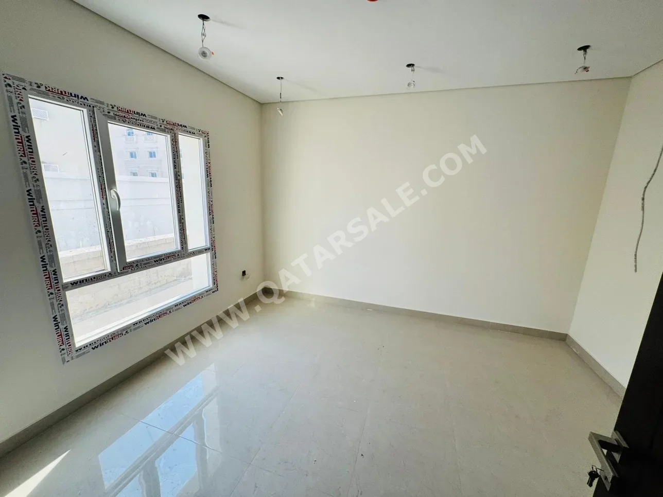 مباني ,ابراج ومجمعات - سكن عائلي  - الدوحة  - المطار القديم  للبيع