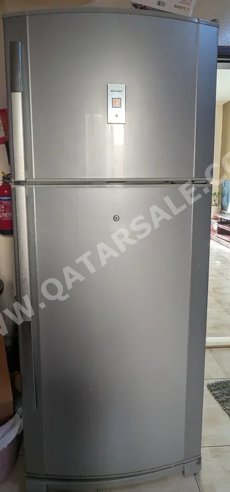 شارب  ثلاجة بفريزر علوي  - اللون الرمادي