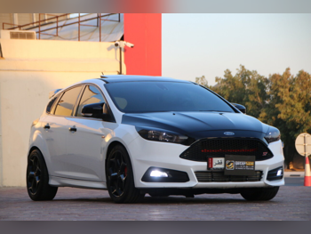 فورد  فوكس  إس تي  2016  عادي  200,000 كم  4 سلندر  سحب امامي  هاتشباك  أبيض