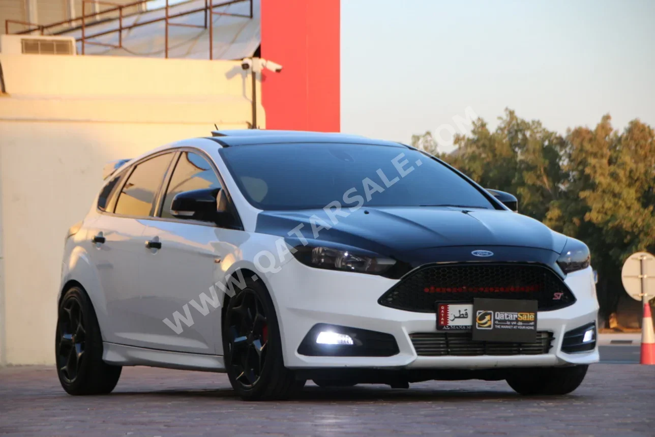 فورد  فوكس  إس تي  2016  عادي  200,000 كم  4 سلندر  سحب امامي  هاتشباك  أبيض