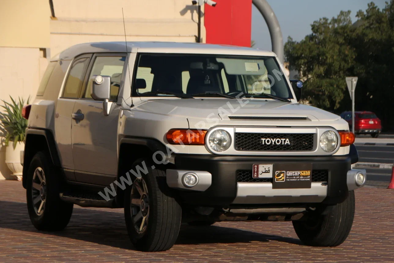 Toyota  FJ Cruiser  2015  Automatic  250,000 Km  6 Cylinder  Four Wheel Drive (4WD)  SUV  White