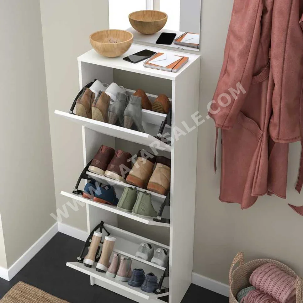 رفوف وخزانات الأحذية