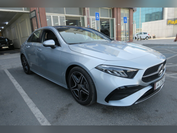 مرسيدس - بنز  ايه - كلاس  200  2025  اوتوماتيك  3,000 كم  4 سلندر  دفع خلفي  سيدان  فضي  تحت الضمان