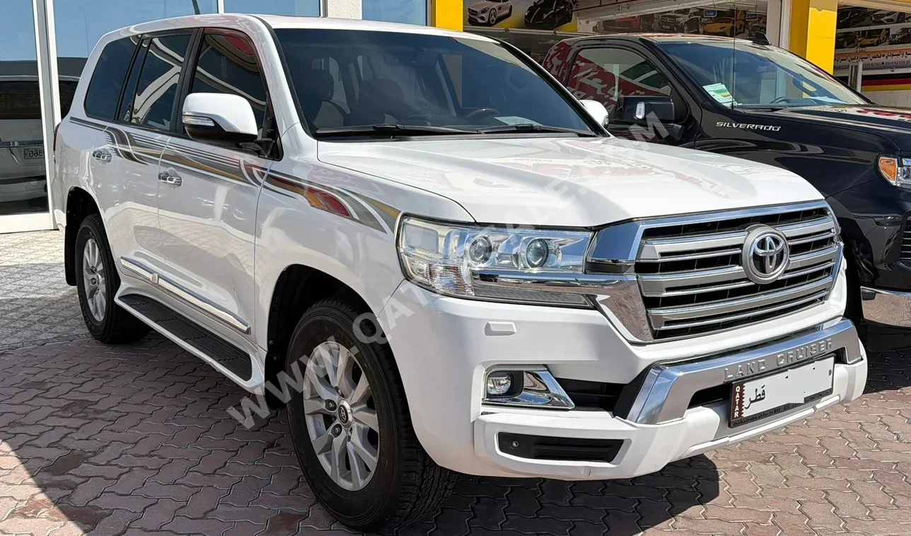 تويوتا  لاند كروزر  جي اكس ار  2017  اوتوماتيك  205,000 كم  8 سلندر  دفع رباعي  اس يو في  أبيض