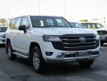 تويوتا  لاند كروزر  جي اكس  2025  اوتوماتيك  9,000 كم  6 سلندر  دفع رباعي  اس يو في  أبيض  تحت الضمان