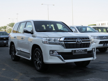 تويوتا  لاند كروزر  في اكس ار  2021  اوتوماتيك  148,000 كم  8 سلندر  دفع رباعي  اس يو في  أبيض
