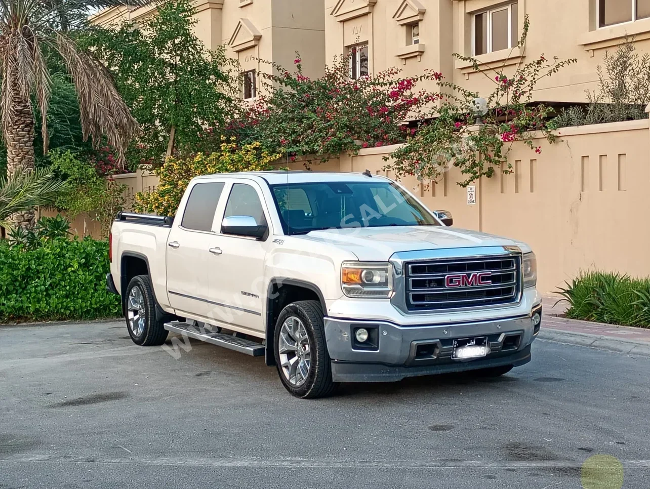 جي ام سي  سييرا  دينالي  2015  اوتوماتيك  240,000 كم  8 سلندر  دفع رباعي  بيكب  أبيض