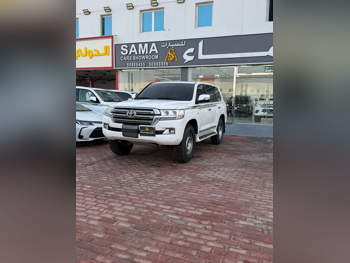 Toyota  Land Cruiser  VXR  2018  Automatic  415,000 Km  8 Cylinder  Four Wheel Drive (4WD)  SUV  White