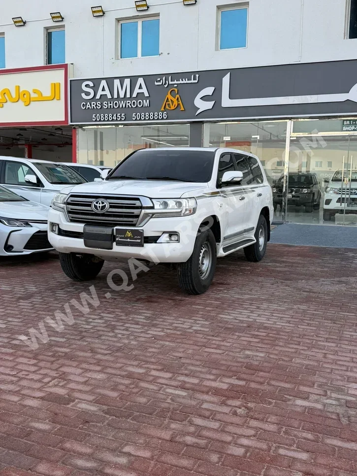تويوتا  لاند كروزر  في اكس ار  2018  اوتوماتيك  415,000 كم  8 سلندر  دفع رباعي  اس يو في  أبيض