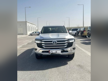 تويوتا  لاند كروزر  جي اكس ار  2022  اوتوماتيك  69,000 كم  6 سلندر  دفع رباعي  اس يو في  فضي