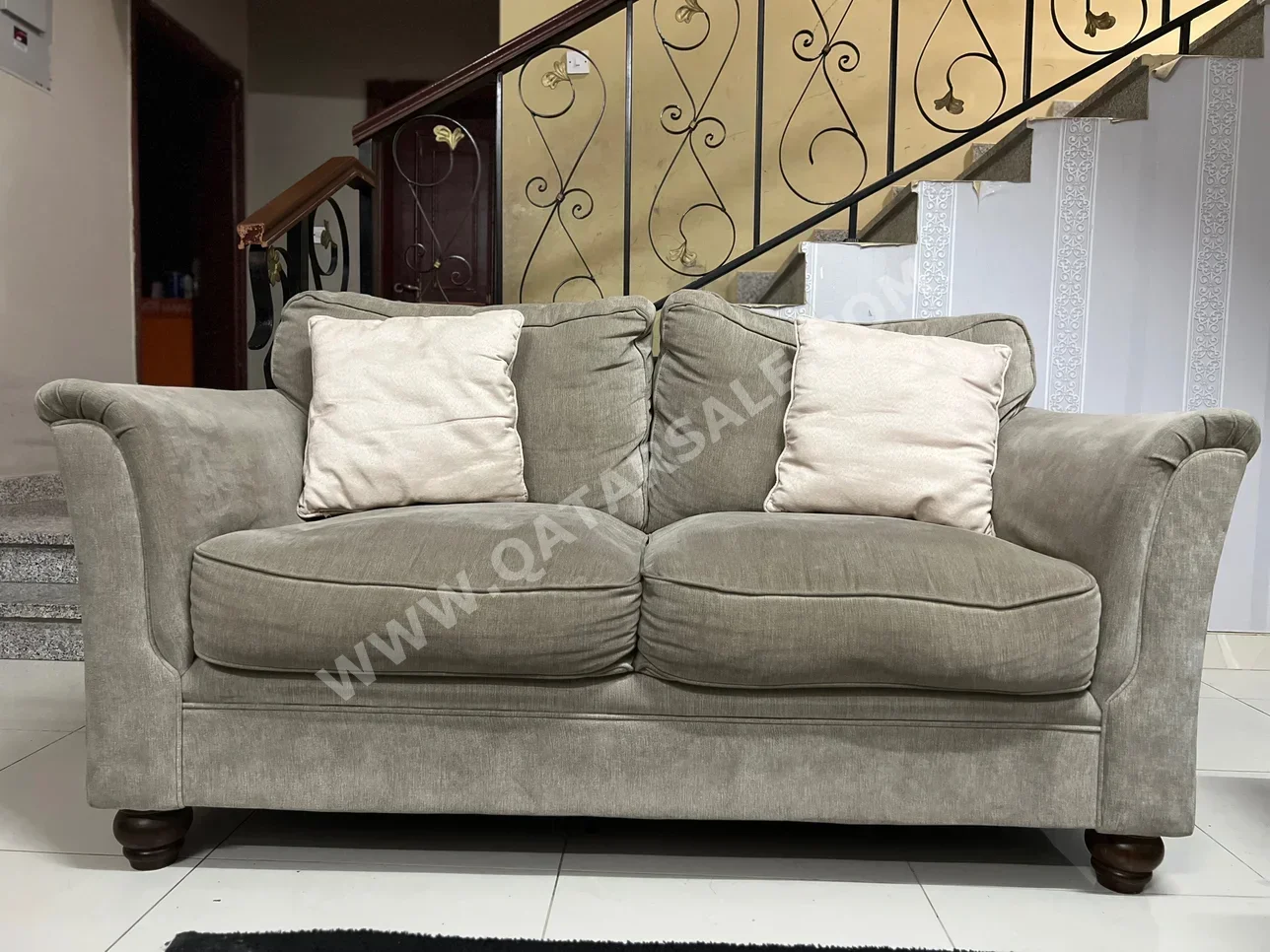 الأرائك والكنب والكراسي هوم سينتر  طقم كنب  - اللون البيج