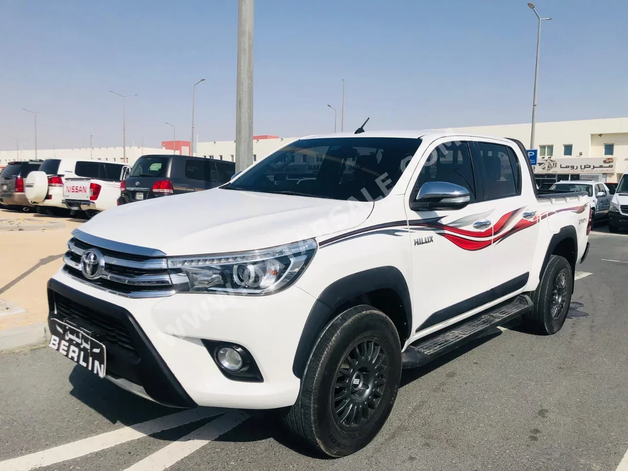 Toyota  Hilux  SR5  2017  Automatic  17,000 Km  4 Cylinder  Four Wheel Drive (4WD)  Pick Up  White