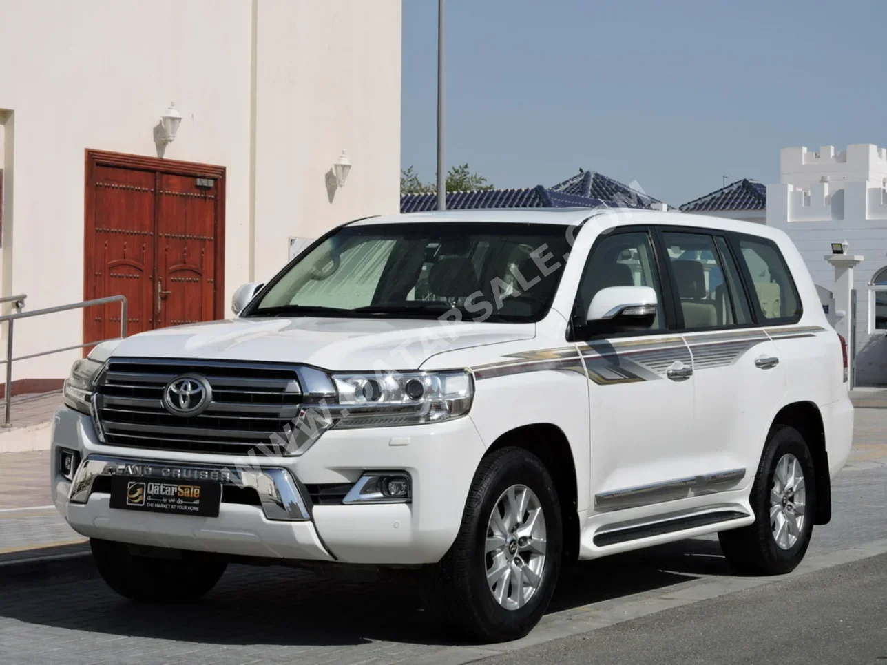 تويوتا  لاند كروزر  جي اكس ار  2016  اوتوماتيك  285,955 كم  8 سلندر  دفع رباعي  اس يو في  أبيض