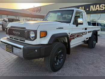 تويوتا  لاند كروزر  ال اكس  2025  عادي  0 كم  6 سلندر  دفع رباعي  بيكب  أبيض  تحت الضمان