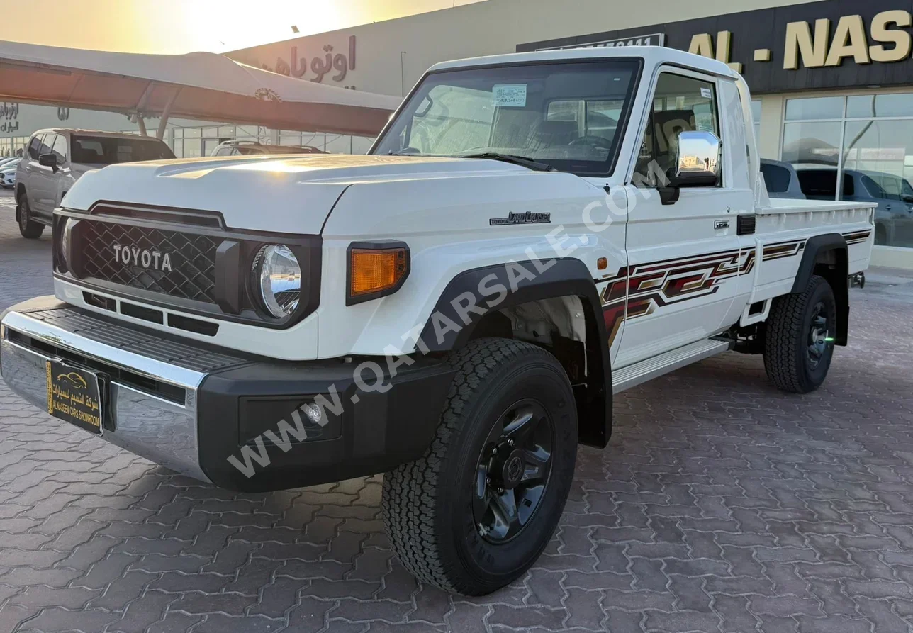 تويوتا  لاند كروزر  ال اكس  2025  عادي  0 كم  6 سلندر  دفع رباعي  بيكب  أبيض  تحت الضمان