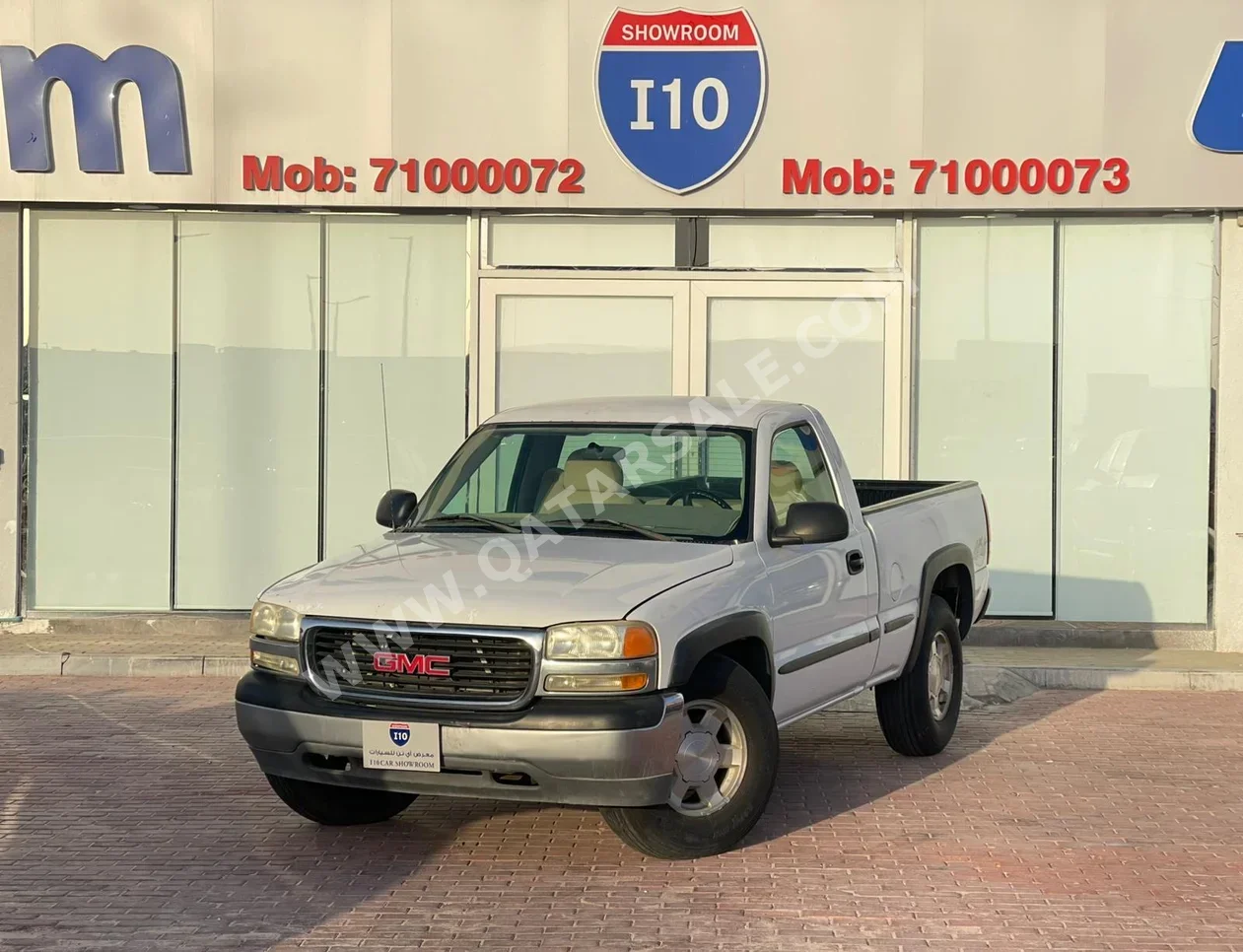 GMC  Sierra  1500  2002  Automatic  436,000 Km  8 Cylinder  Four Wheel Drive (4WD)  Pick Up  White