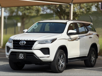 Toyota  Fortuner  6 Cylinder  SUV 4x4  White  2025