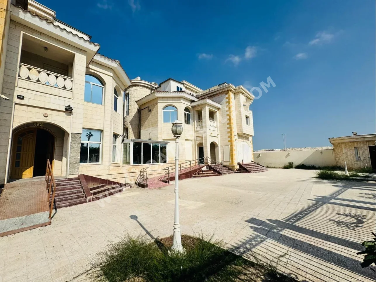 خدمية  - غير مفروشة  - الدوحة  - المرخية  - 20 غرف نوم