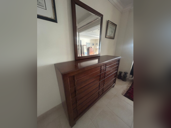 الطاولات والخزائن الجانبية - خشب متين  - بنى  - مع مرآة