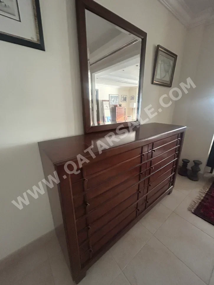 الطاولات والخزائن الجانبية - خشب متين  - بنى  - مع مرآة