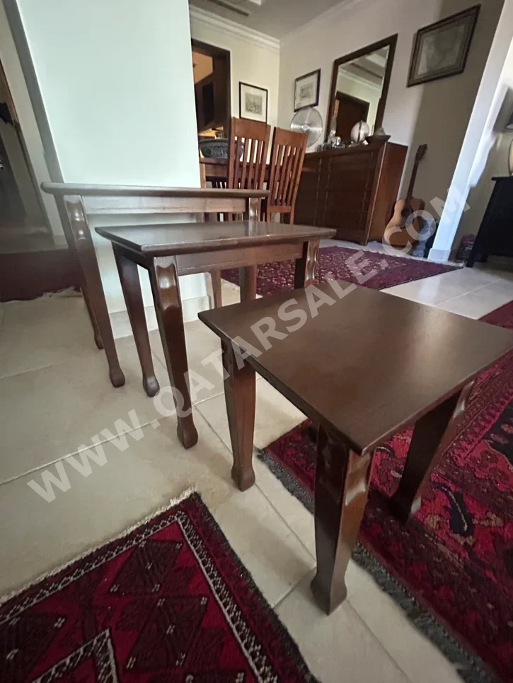 الطاولات والخزائن الجانبية منضدة القهوة  - بنى