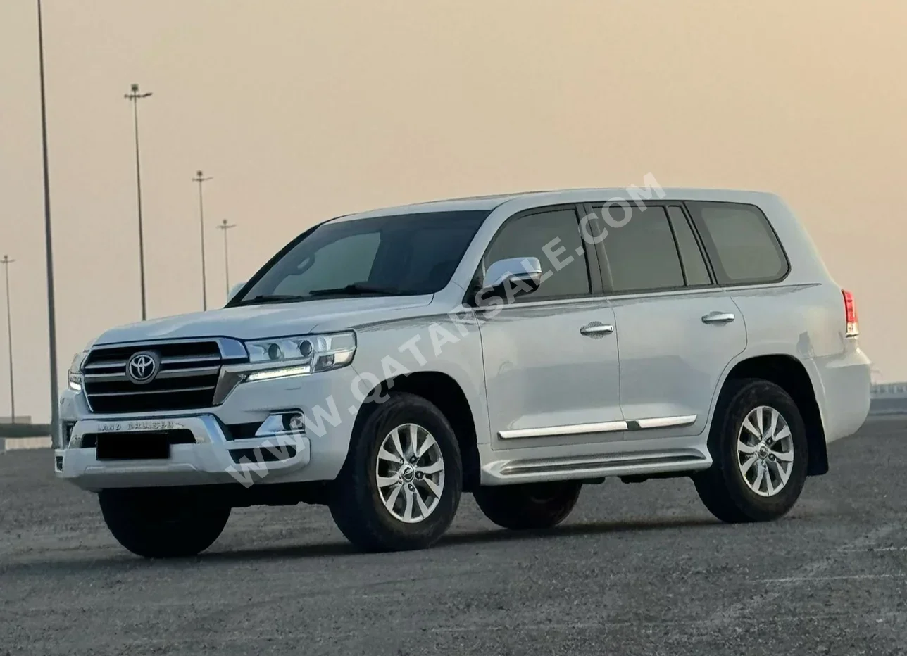 Toyota  Land Cruiser  GXR  2019  Automatic  253,000 Km  8 Cylinder  Four Wheel Drive (4WD)  SUV  White