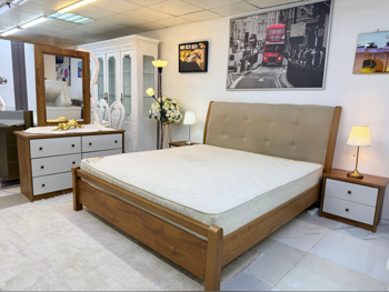 أطقم غرف نوم - هوم سينتر  - سرير كينج ، مرتبة ، مقعد طويل مع طاولتين أسّرة جانبية ومصابيح طاولة